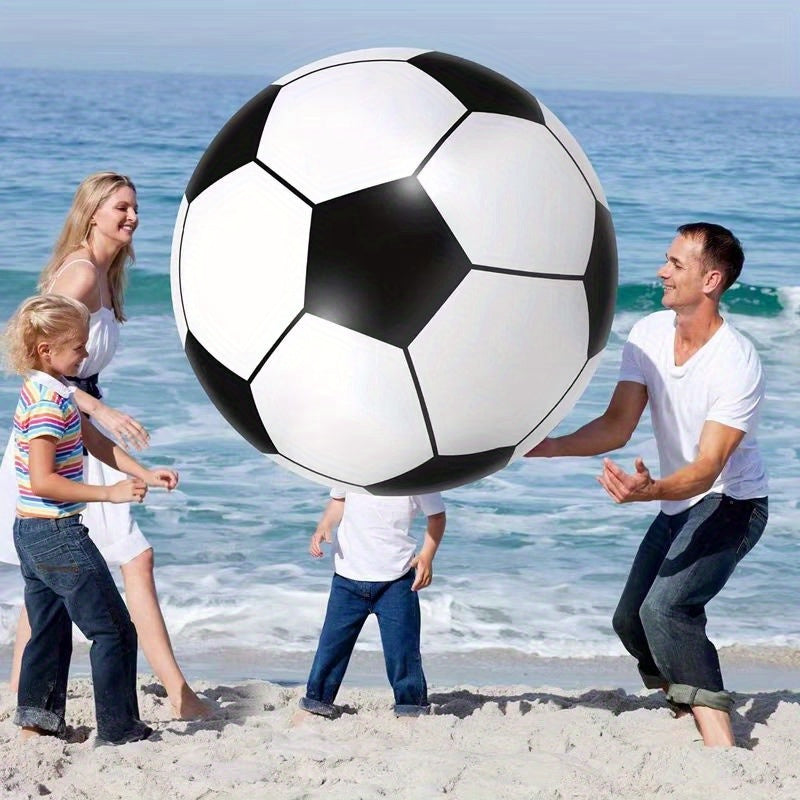 Kæmpefodbolden i luften på stranden